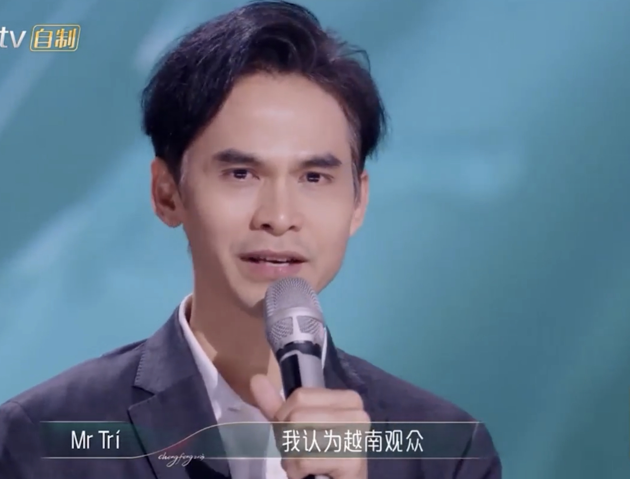 Người đàn ông bí ẩn xuất hiện trên show chính là ông Đào Phúc Trí - CEO Tập đoàn YeaH1, cũng là đại diện đơn vị sản xuất show phiên bản Việt 'Chị đẹp đạp gió rẽ sóng'