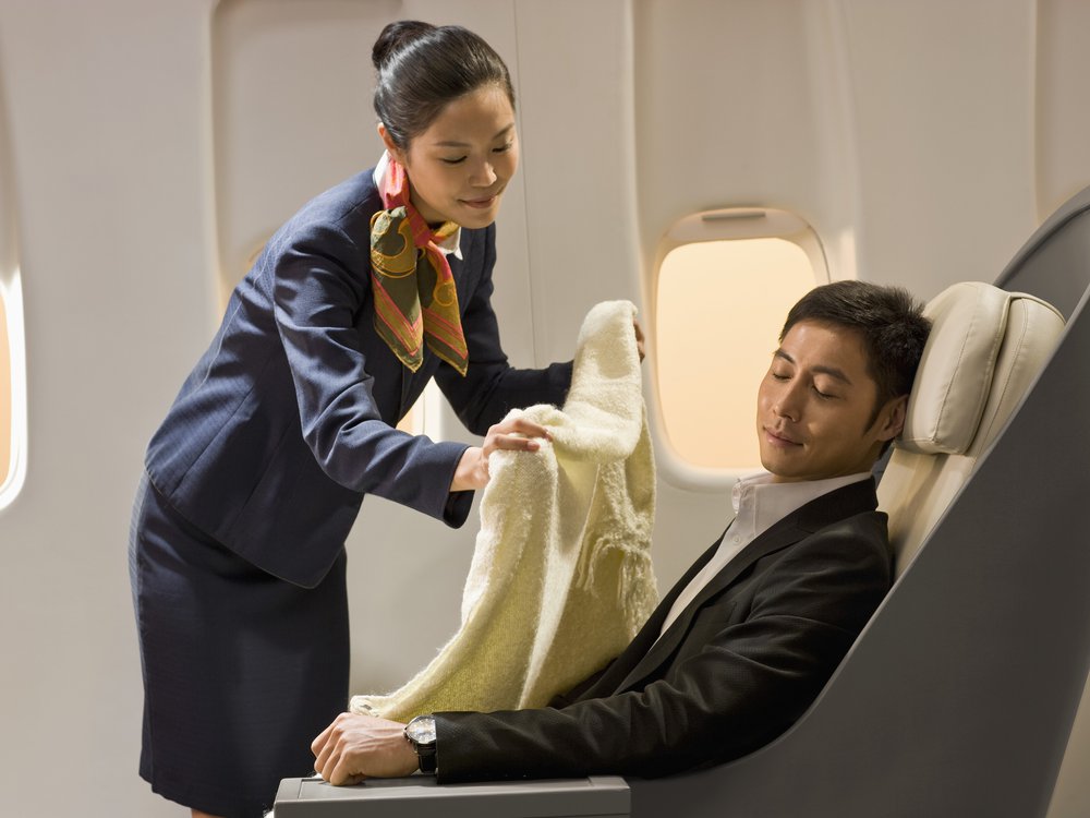 Hãy yêu cầu tiếp viên cung cấp chăn nếu cơ thể không chịu nổi nhiệt độ thấp trên máy bay