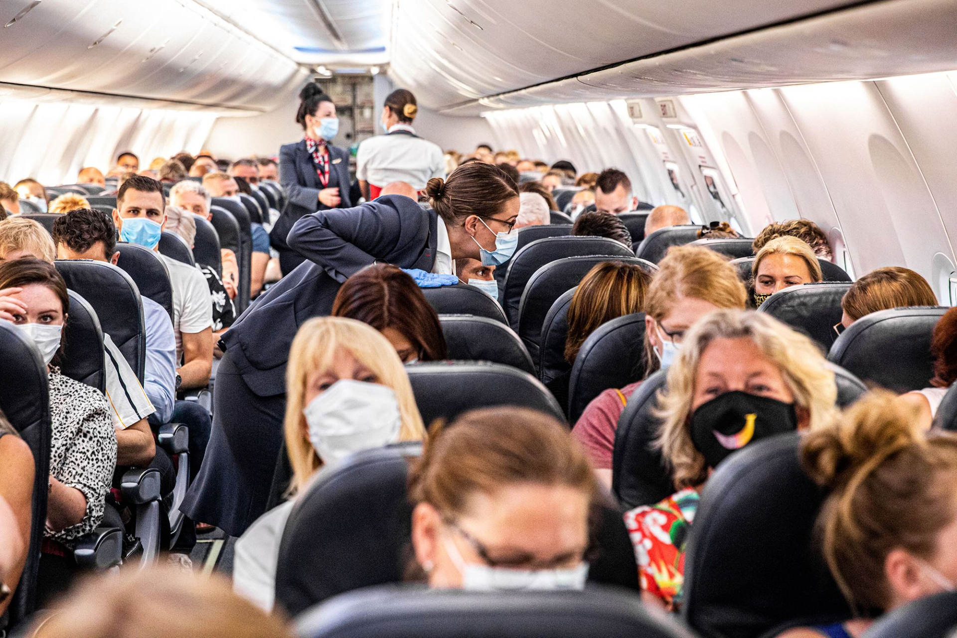 Tiếp viên hàng không sẽ xem xét và cố gắng giải quyết vấn đề đổi chỗ ngồi cho khách trên máy bay nếu có yêu cầu phù hợp
