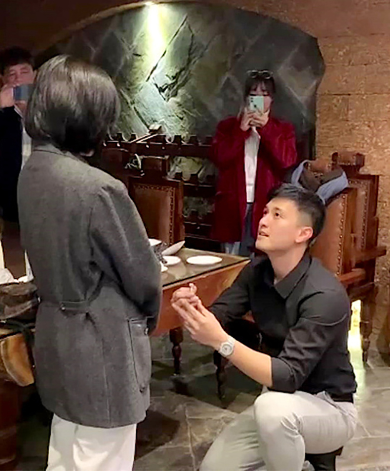 Huỳnh Anh quỳ gối cầu hôn Bạch Lan Phương