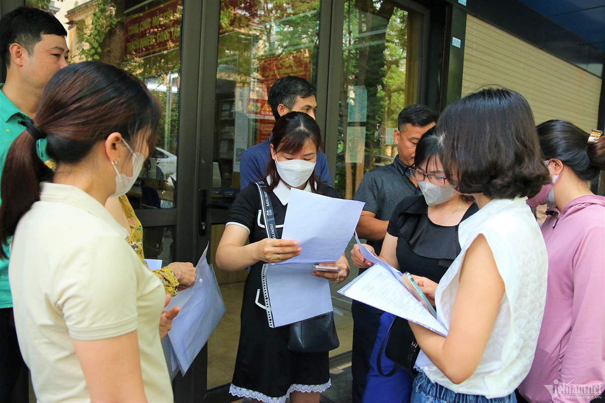 Nhiều phụ huynh gửi kiến nghị đến Sở ở Hà Nội để yêu cầu giải quyết một cách nhân văn nhất (Ảnh: Vietnamnet)
