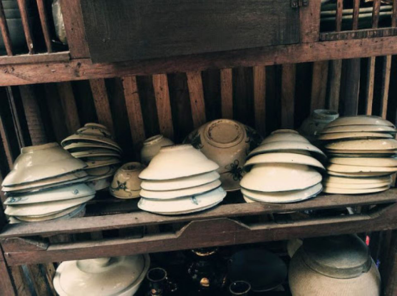 Bát đĩa cũ thường được cất giữ trong một cái tủ riêng gây ảnh hưởng đến không gian phòng bếp