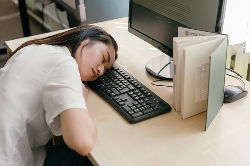 Nhiều người mất ngủ vào buổi tối thường có suy nghĩ ngủ bù vào buổi trưa hôm sau, đây là điều không nên