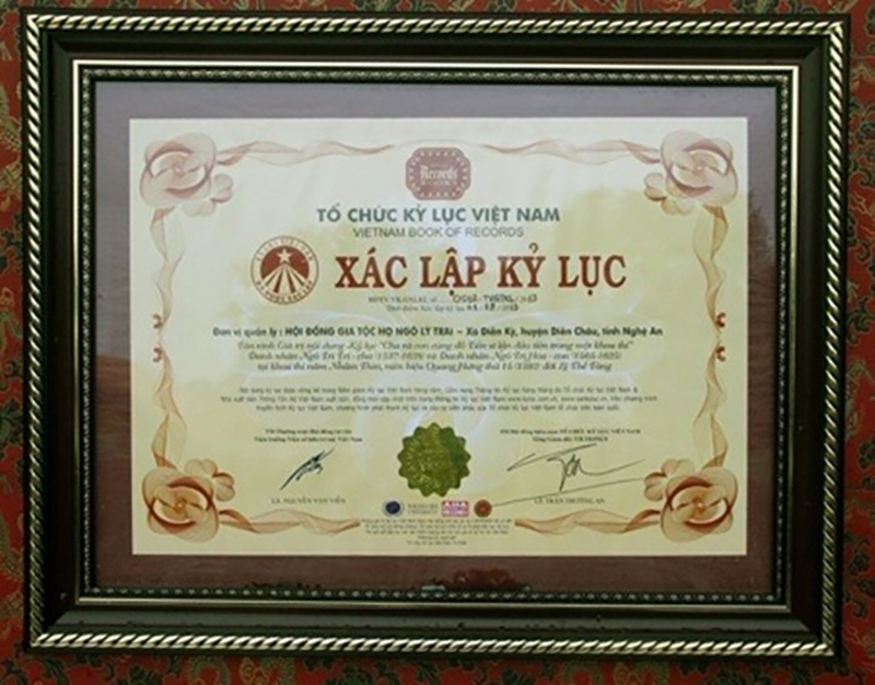 Tấm bằng xác lập kỷ lục được trao cho dòng họ Ngô Lý Trai ở Nghệ An