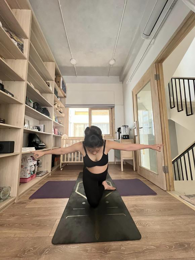 Sắp 'vỡ chum', Phương Trinh Jolie gây thót tim khi tập yoga tư thế khó, mẹ bầu không dám nhìn - ảnh 4
