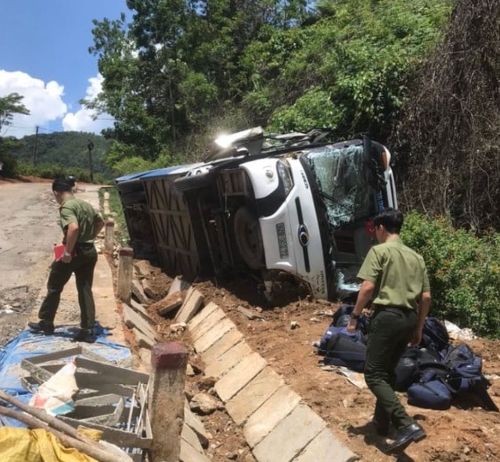 Hiện trường vụ tai nạn lật xe chở đoàn cầu thủ Quảng Nam từ Kon Tum về