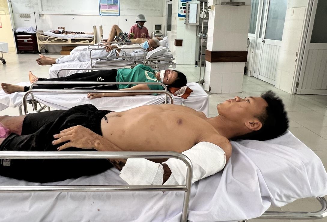Cầu thủ Lương Quang Huy thoát chết nhưng bị thương nặng phải nhập viện điều trị, đồng đội ngồi cạnh Huy là Hiếu thì không may qua đời