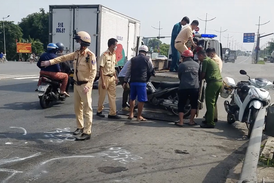 Hiện trường vụ tai nạn xe bồn ở huyện Bình Chánh (TP.HCM) vào sáng nay