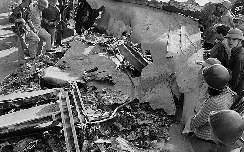 Mảnh vỡ của máy bay B52 sau khi bị quân đội Việt Nam bắn hạ