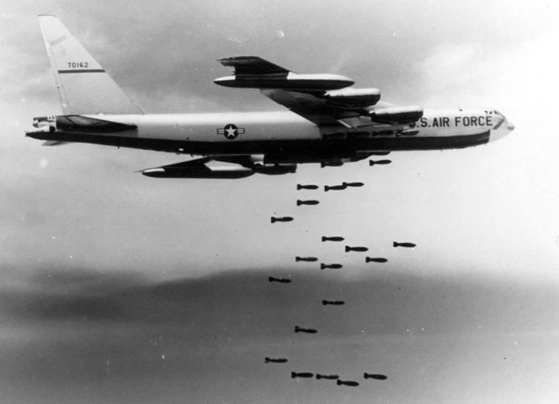 Máy bay B52 được mệnh danh là vũ khí ném bom tân tiến nhất của thế giới thời điểm bấy giờ do Mỹ sáng chế