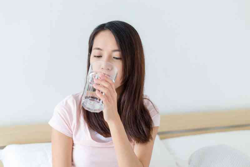 Người có tiền sử bệnh suy tim, bệnh thận thì không nên uống nhiều nước