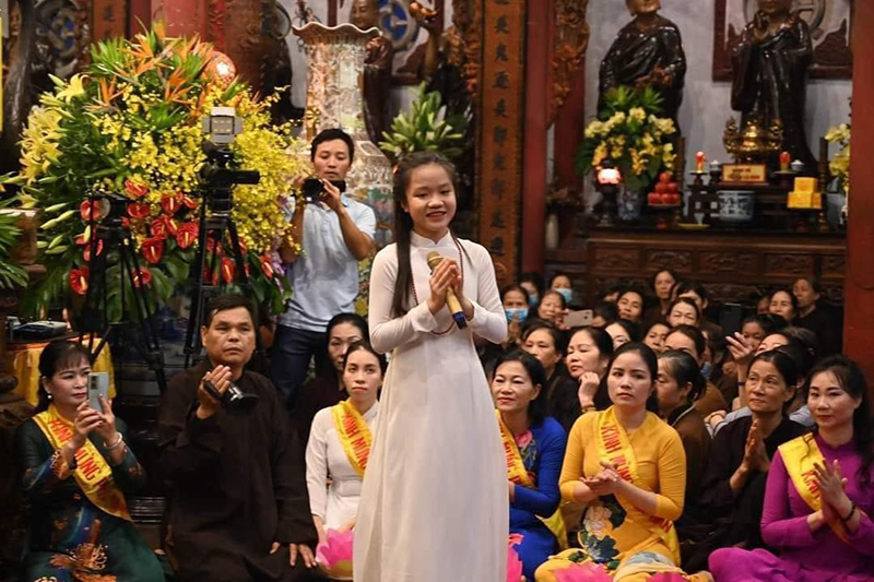 Tú Thanh được công nhận là ca nương nhỏ tuổi nhất Việt Nam vào năm 2016, có thể biểu diễn ca trù, xẩm, chèo...