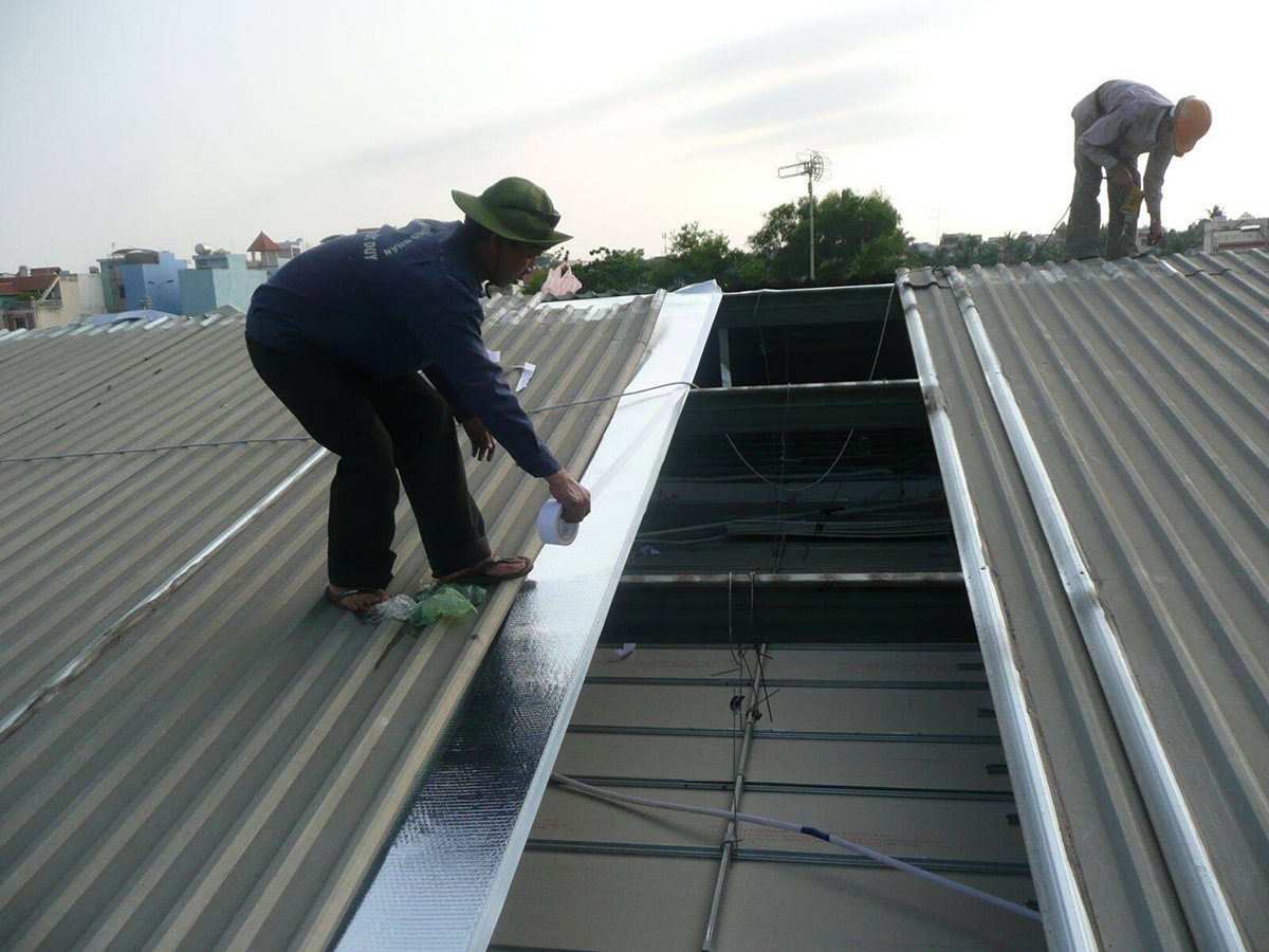 Cần đề cao cảnh giác với việc leo lên mái tôn, mái nhà sửa chữa thiết bị điện
