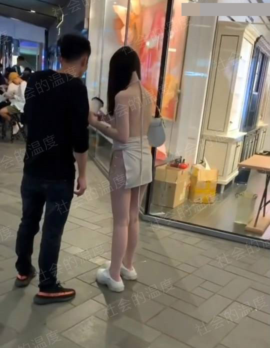 Cô gái gây tranh cãi khi diện váy cực ngắn đi dạo mua sắm với bạn trai
