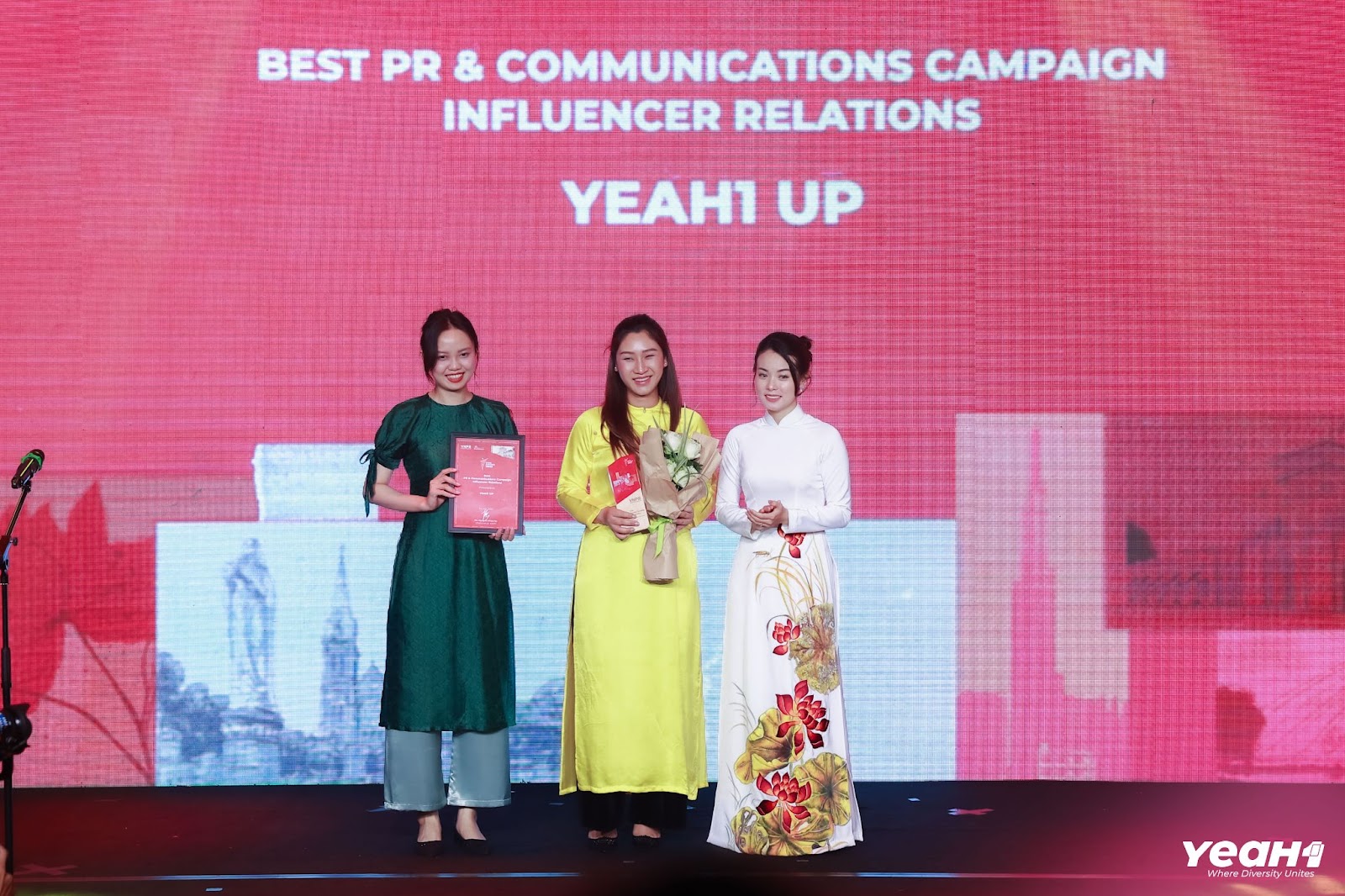 YeaH1 Up đã xuất sắc giành chiến thắng ở hạng mục “Chiến dịch Quan hệ công chúng & Truyền thông Xuất sắc Kết hợp với Người nổi tiếng có Ảnh hưởng” trong chiến dịch “24h Live - Phiên Chợ Cuối” tại Lễ trao giải VNPR Awards 2023.