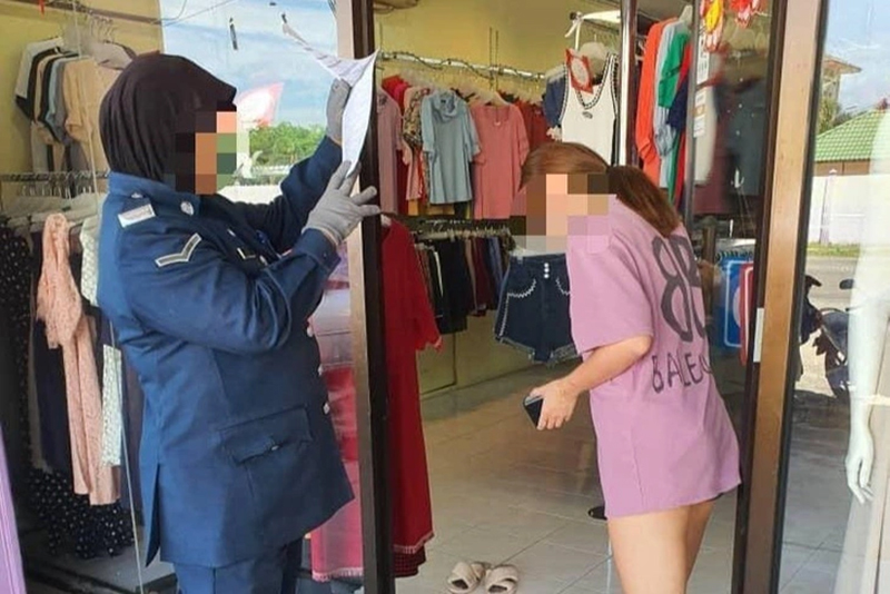 Cô Lee bị phạt vì mặc mốt 'giấu quần' trong cửa hàng của mình