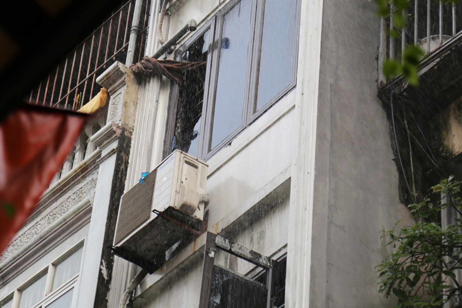 Cháy nhà 6 tầng ở Hà Nội: Tình hình 3 trẻ em mắc kẹt thế nào? - ảnh 1