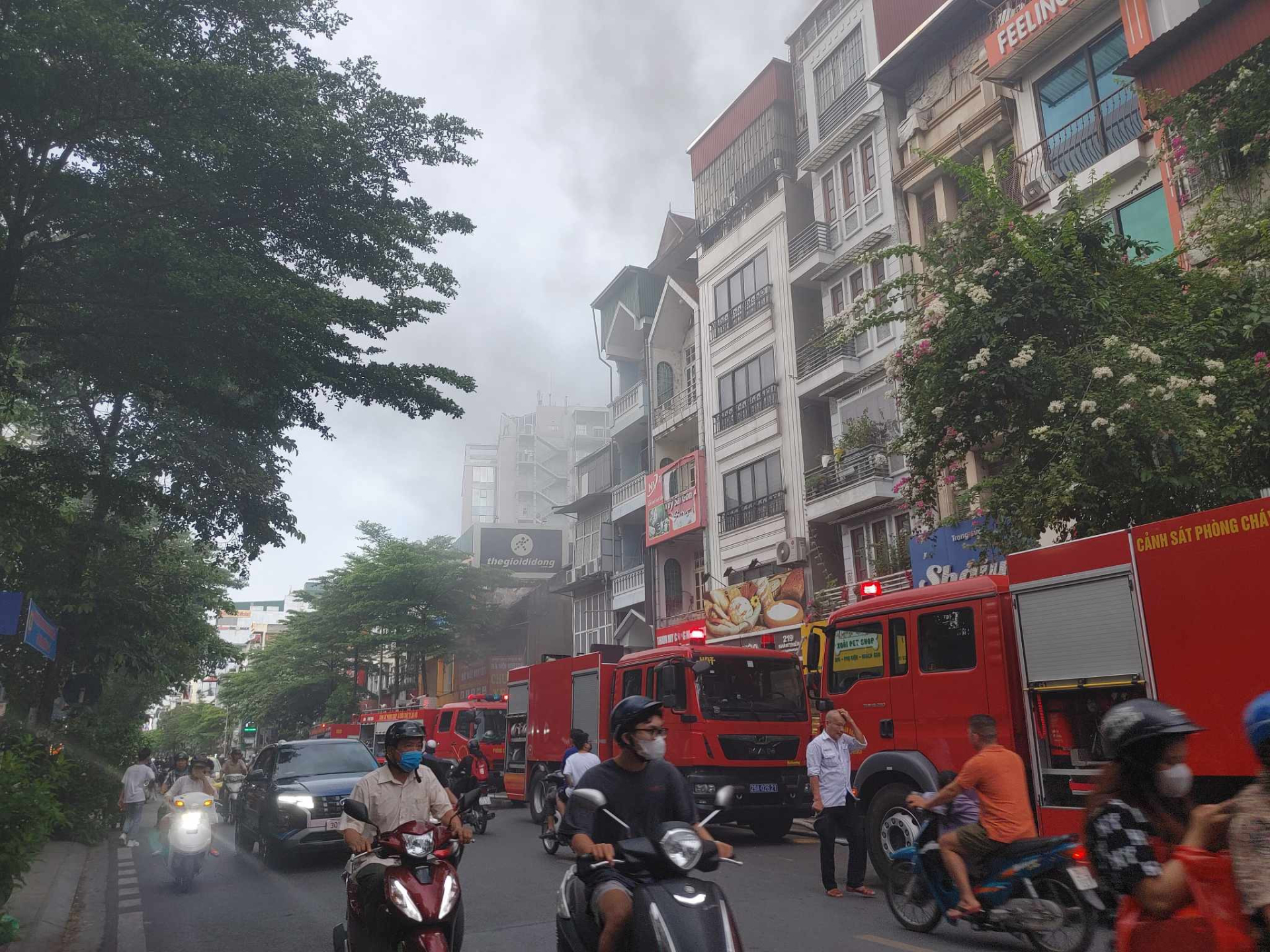 Cháy nhà 6 tầng ở Hà Nội: Tình hình 3 trẻ em mắc kẹt thế nào? - ảnh 4