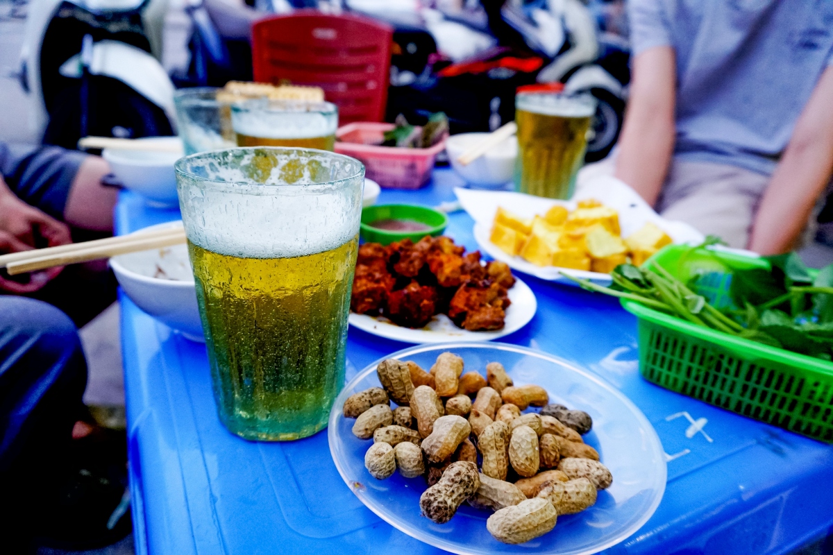 Mỗi bữa ăn của người Việt thường xuất hiện đồ uống có cồn
