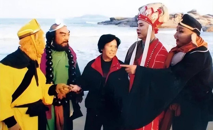 Đạo diễn Dương Khiết chụp hình cùng 4 thầy trò Đường Tăng
