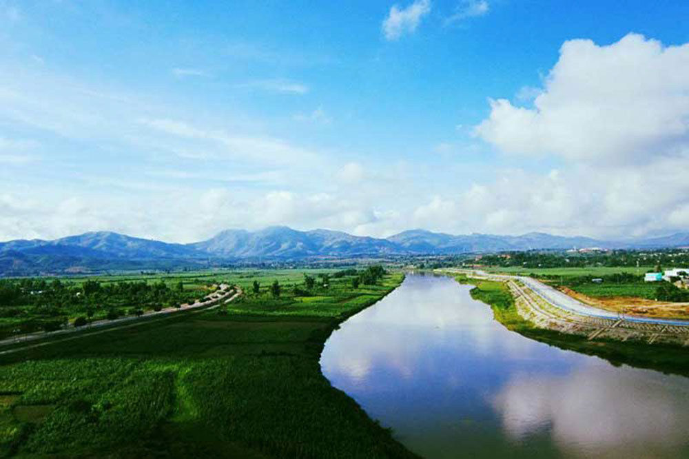 Sông Đắk Bla chảy qua tỉnh Kon Tum ngược về hướng Tây