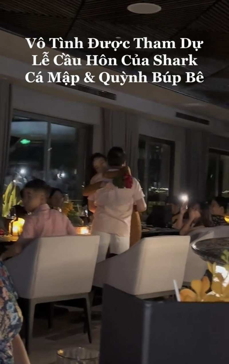 Cận cảnh màn cầu hôn siêu lãng mạn của Shark Bình với Phương Oanh qua ống kính của 'team qua đường'
