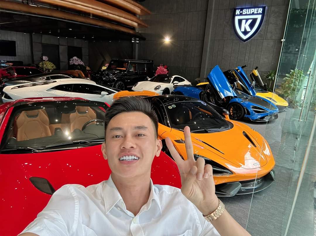 Phan Công Khanh chụp cùng dàn siêu xe trăm tỷ ờ showroom của mình trước khi bị bắt