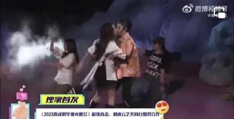Khoảnh khắc Chi Pu và Amber khiến dân mạng xôn xao vì màn 'khoá môi' công khai trên sân khấu