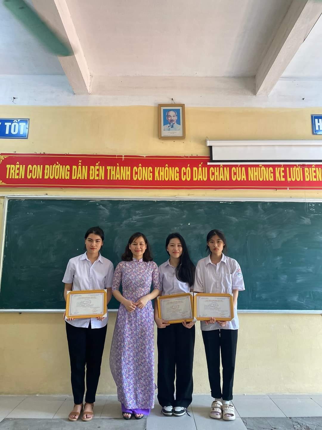 Hình ảnh Đan Thanh nhận bằng khen cùng các bạn trong lớp được trường THPT Nghĩa Minh đăng tải