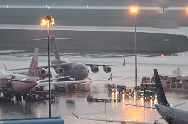 Ảnh hưởng của bão số 1 nên nhiều chuyến bay đến các sân bay Nội Bài, sân bay Cát Bi, sân bay Vân Đồn đều bị hủy hoặc lùi lịch