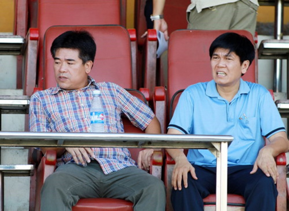 Trần Đình Long (áo xanh) từng thành lập đội bóng Hòa Phát