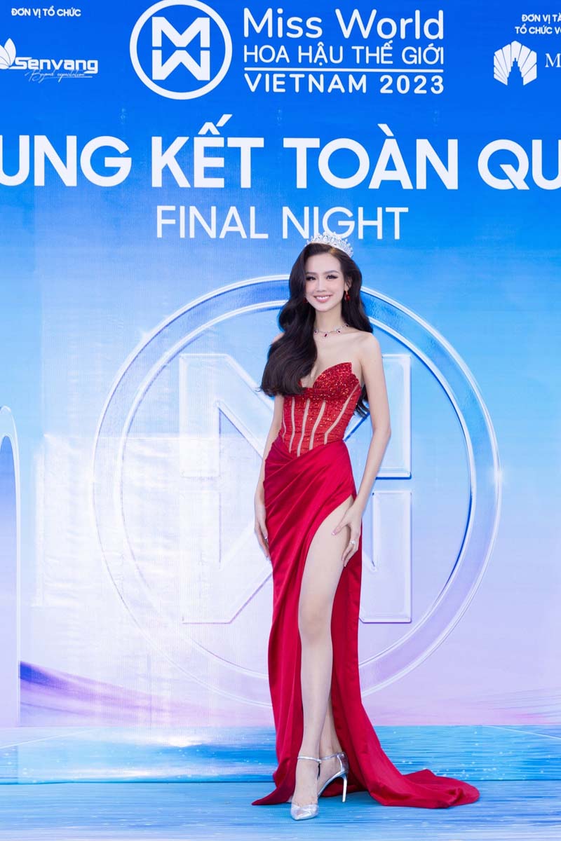 Thảm đỏ Miss World Vietnam: Bảo Ngọc gây chú ý với vương miện hậu ồn ào, Thùy Tiên chiếm trọn 'spotlight' - ảnh 2