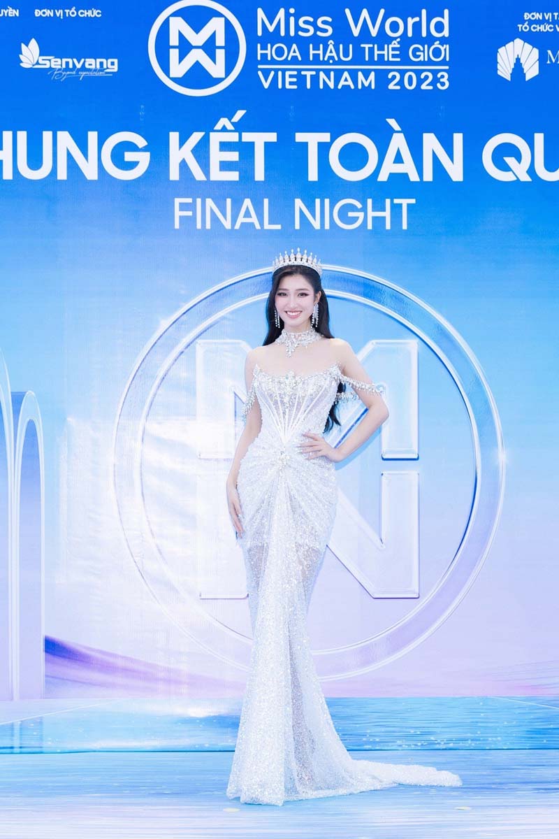 Thảm đỏ Miss World Vietnam: Bảo Ngọc gây chú ý với vương miện hậu ồn ào, Thùy Tiên chiếm trọn 'spotlight' - ảnh 1