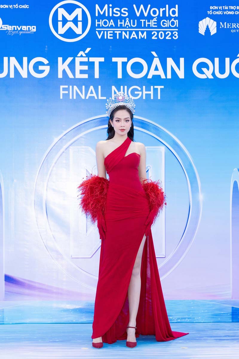 Thảm đỏ Miss World Vietnam: Bảo Ngọc gây chú ý với vương miện hậu ồn ào, Thùy Tiên chiếm trọn 'spotlight' - ảnh 10