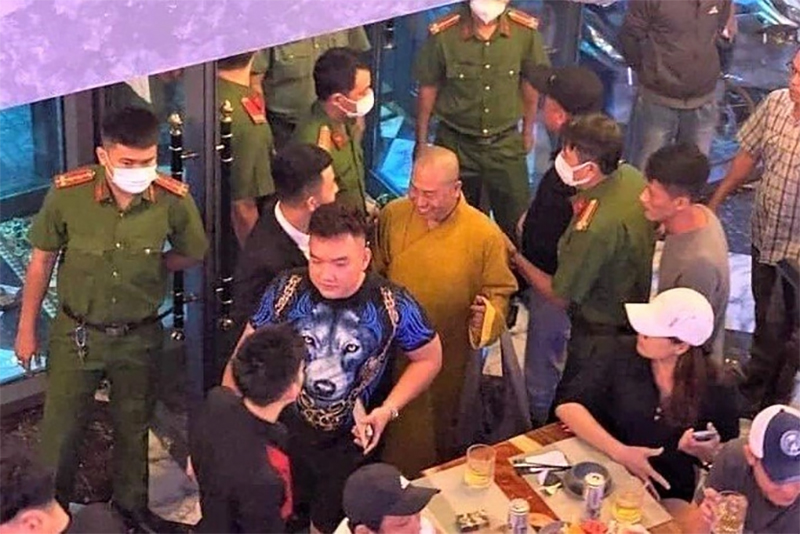 Hình ảnh người đàn ông cạo trọc đầu, mặc áo sư thầy bị công an 'hỏi thăm' trong quán nhậu ở TP.HCM