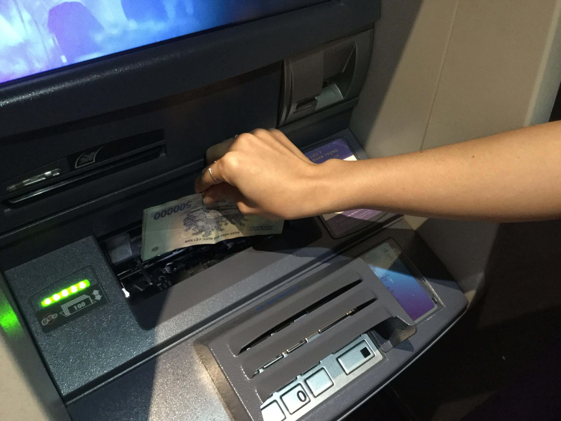 Máy ATM có chức năng nhận tiện khi người dùng nạp vào