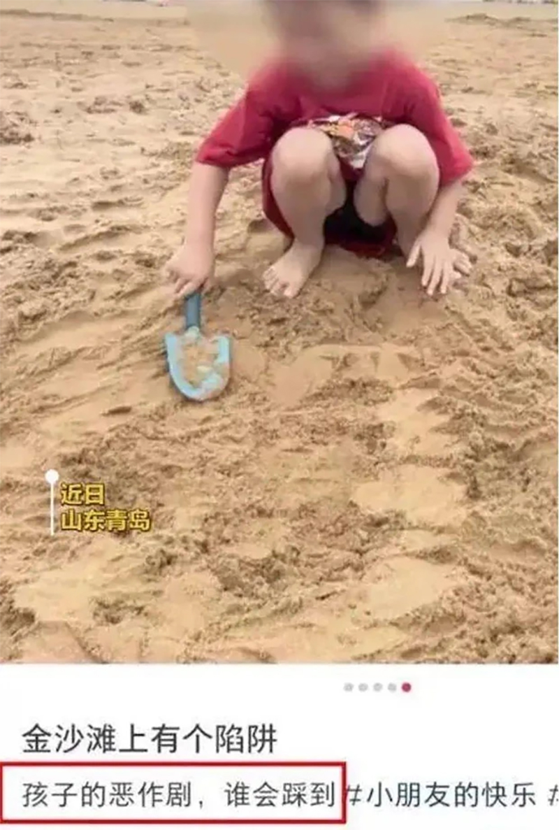 Hình ảnh đứa trẻ tạo nên cái bẫy bằng những que tre dưới lớp cát