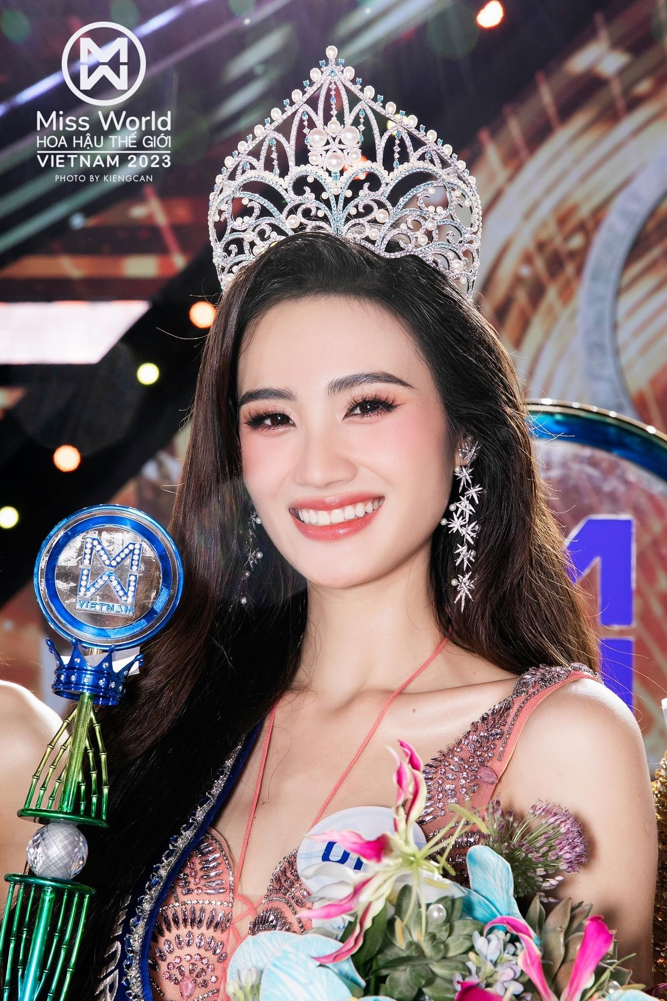 Hoa hậu Ý Nhi vừa đăng quang Miss World Vietnam không lâu đã liên tục vướng ồn ào