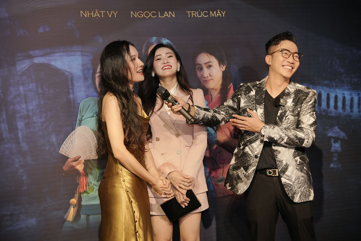 MC Hoàng Rapper háo hức giao lưu cùng với hai nữ diễn viên Nhật Vy và Trúc Mây