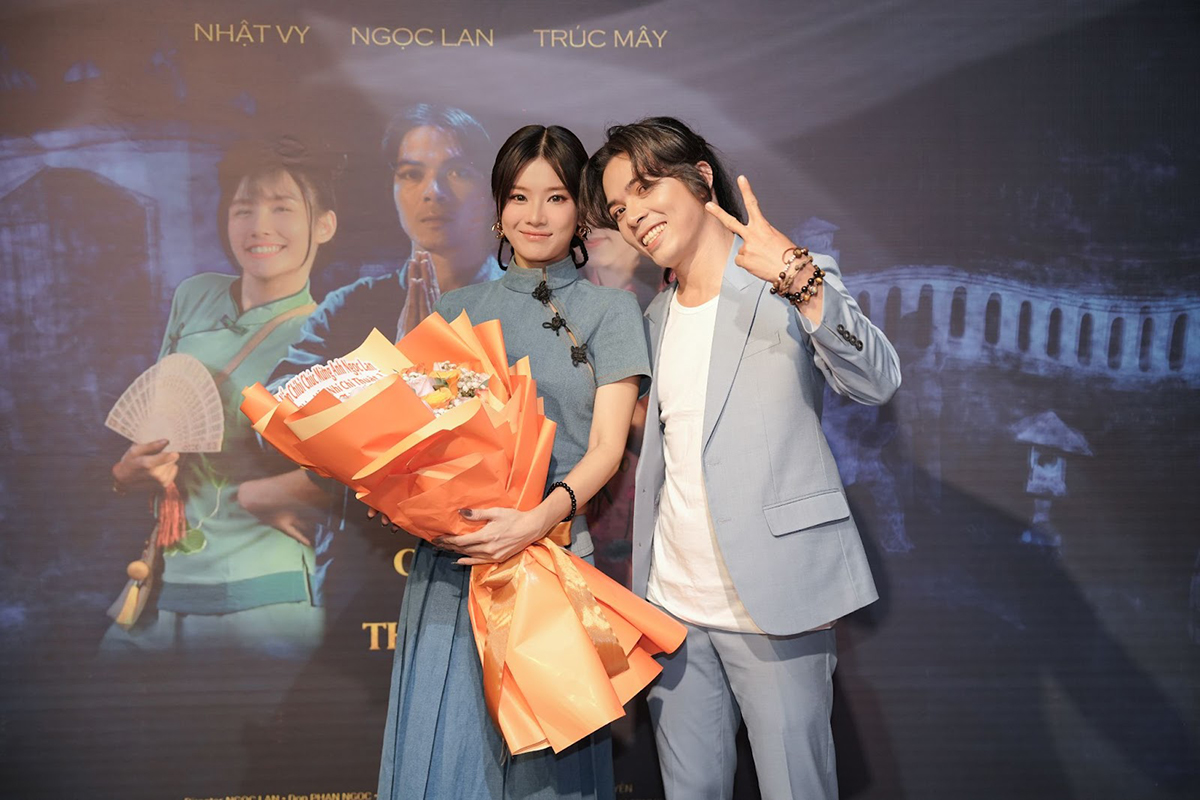 Ca sĩ Hoàng Yến Chibi (trái) diện đồ cổ trang đến chúc mừng nhà thiết kế Ngọc Lan (phải) trong ngày ra mắt phim “Liễu Nhi Chi Thuật 1”