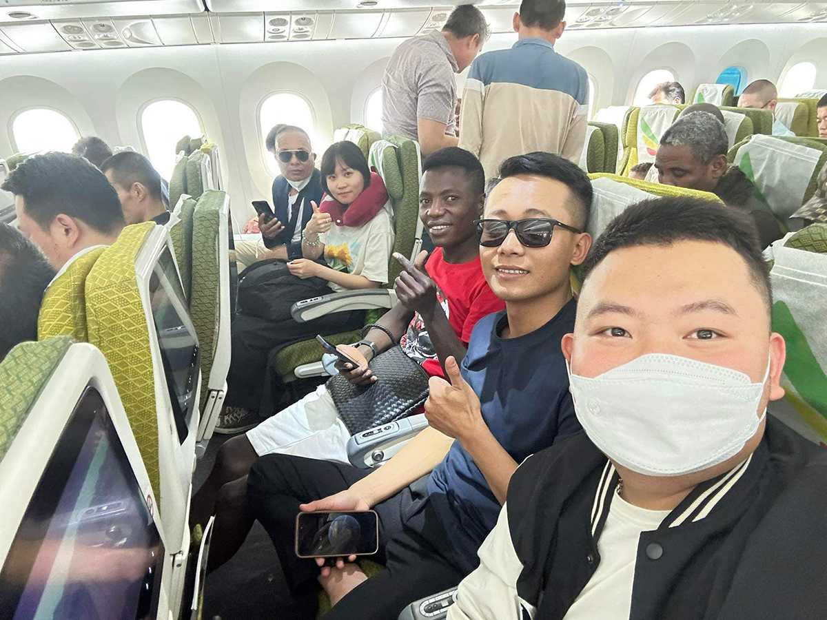 Quang Linh Vlog cùng Lindo bay về Việt Nam