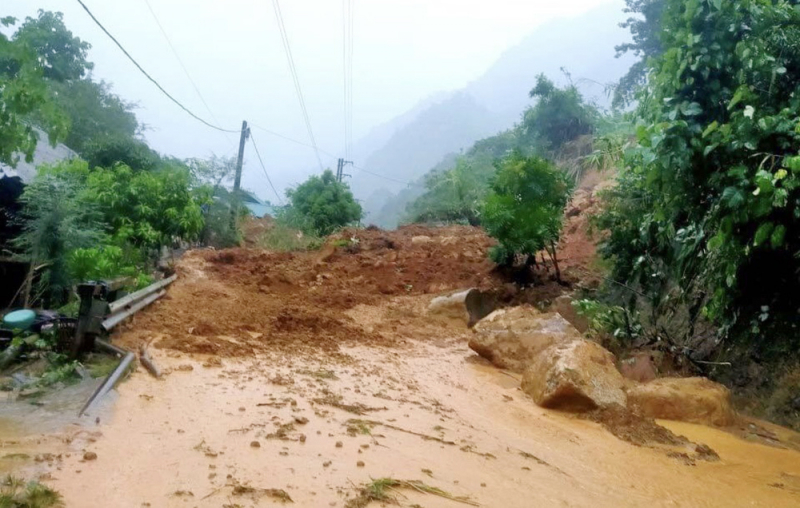 Cảnh báo mưa lũ ở Sơn La và vùng lân cận: 1 người mất tích, nhiều nhà dân di dời - ảnh 2
