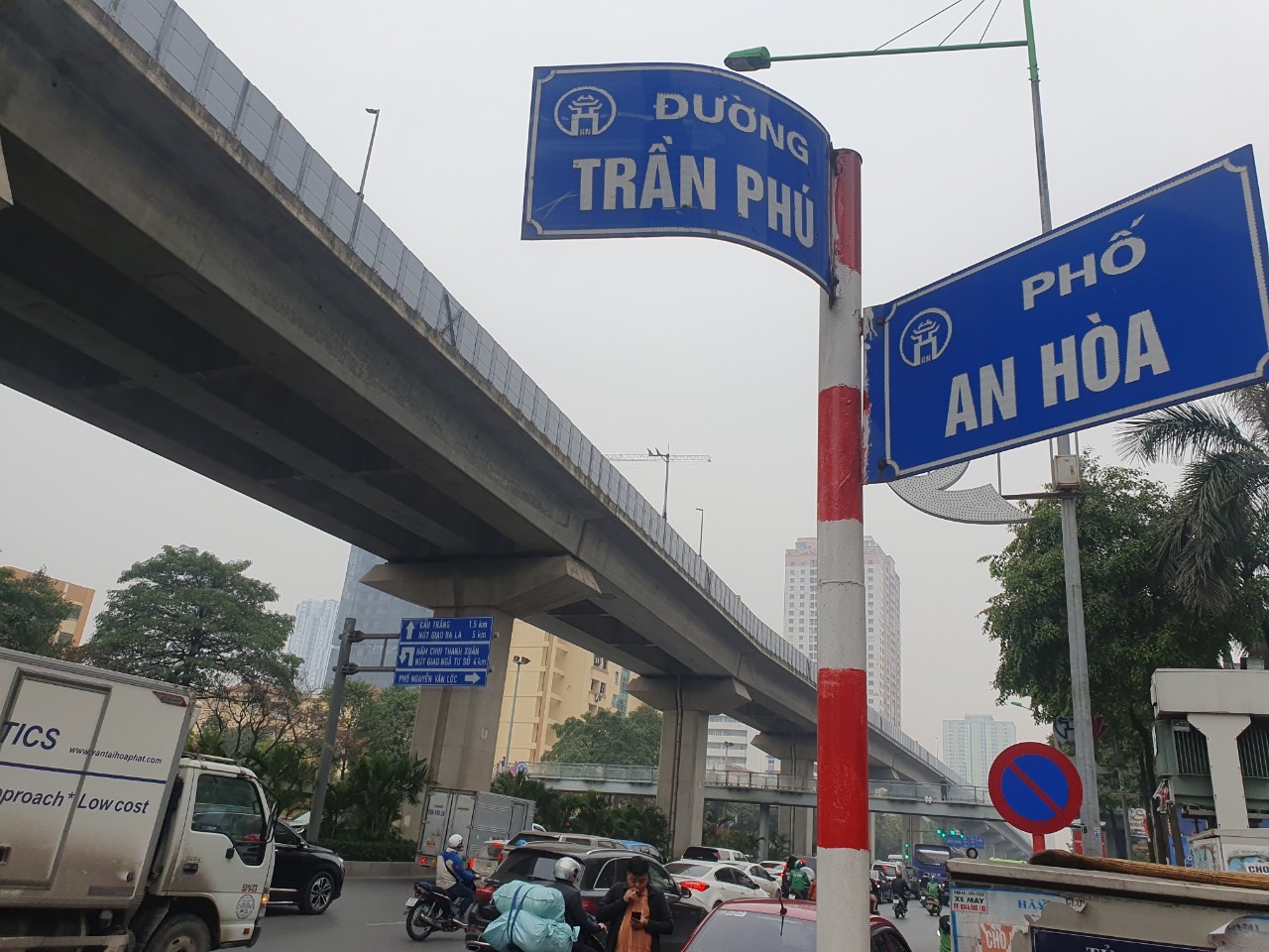 Nhiều tên đường ở Hà Nội được đặt theo cụm và theo tiến trình lịch sử từ xưa đến nay, lấy quận Hoàn Kiếm làm trung tâm