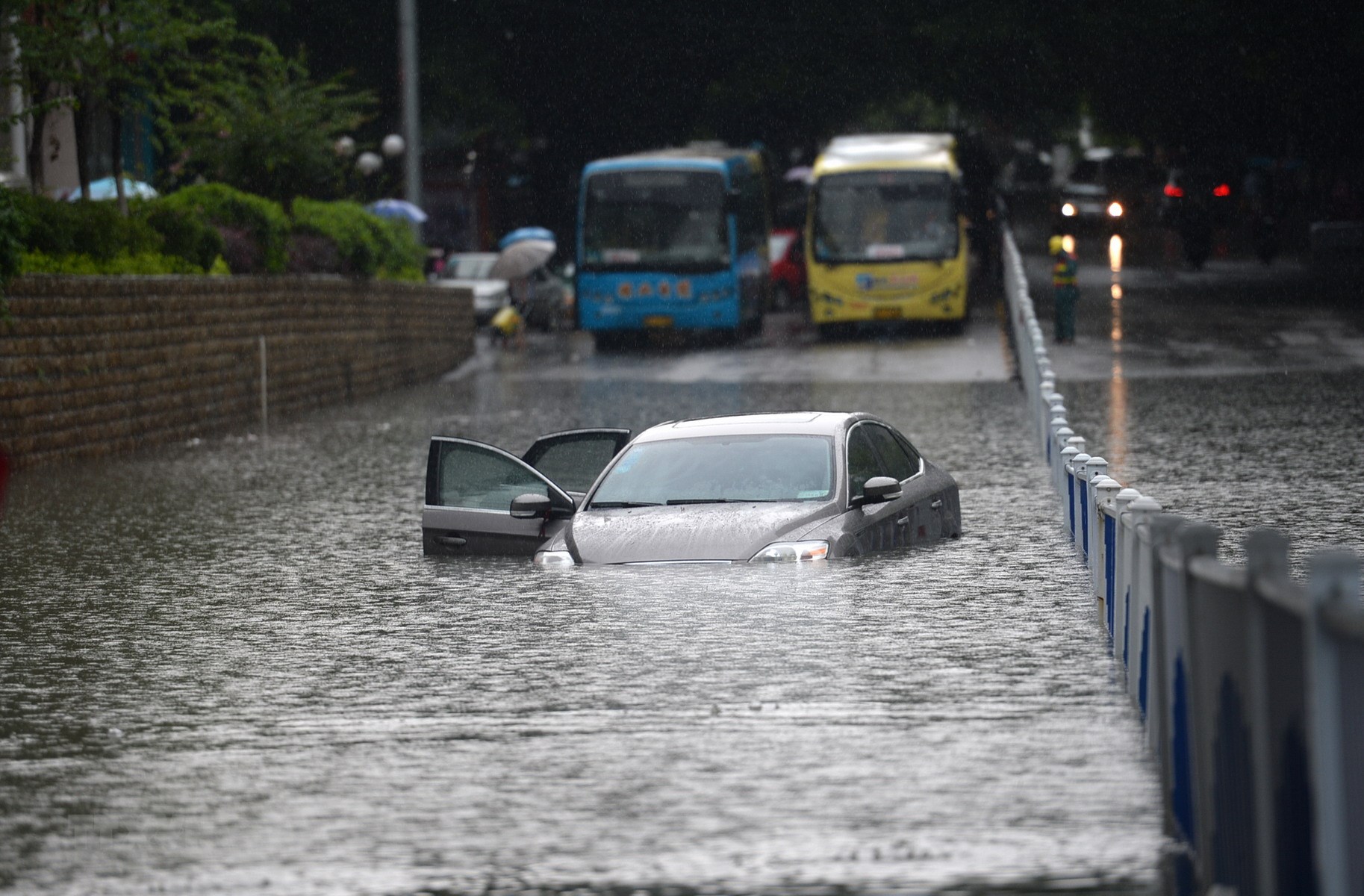 Vì sao cùng chịu ảnh hưởng bão số 2 nhưng Trung Quốc lại thiệt hại nặng nề nhất? - ảnh 4