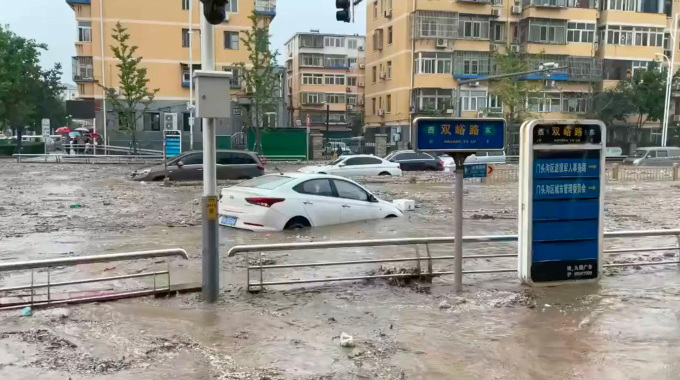Hệ thống thoát nước ở đô thị không theo kịp sự phát triển của thành phố dẫn đến khi mưa xuống sẽ ngập lụt nghiêm trọng