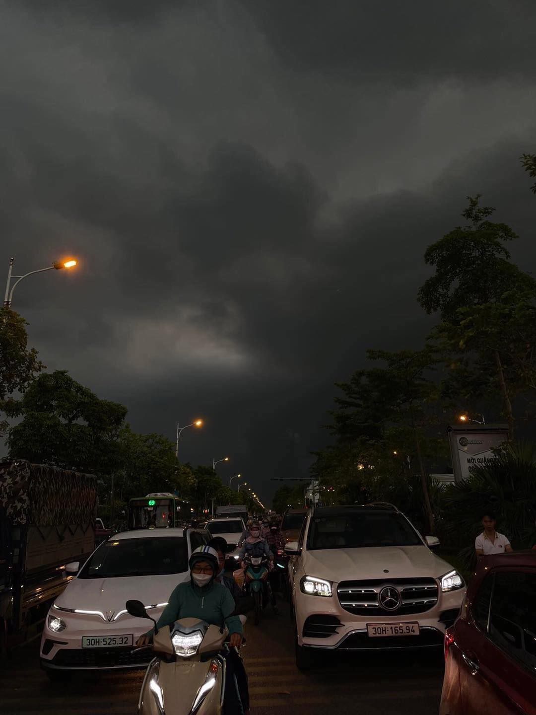 Thời tiết Hà Nội khiến nhiều người hoảng sợ