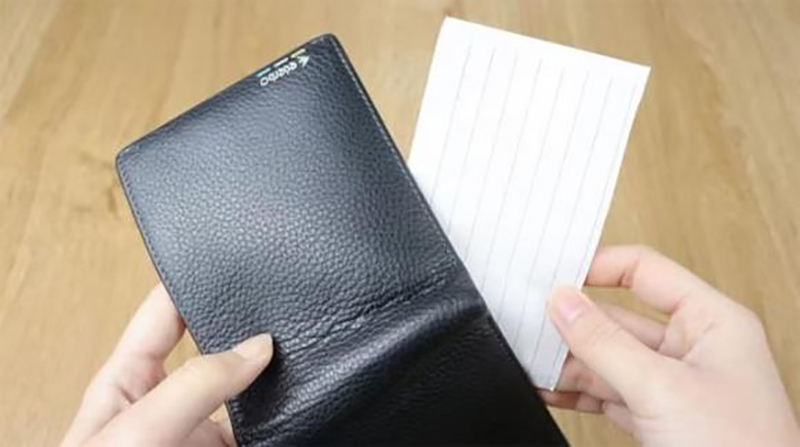 Để một tờ giấy ghi chú thông tin liên hệ trong ví có thể giúp người khác liên lạc để trả ví khi nhặt được