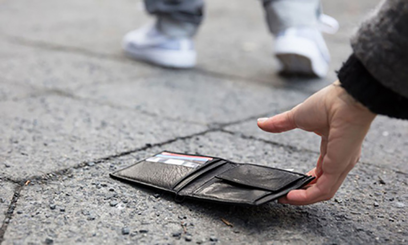 Nếu bị mất ví tiền có giấy tờ tùy thân, phải báo với cơ quan chức năng tránh trường hợp kẻ xấu sử dụng thông tin của mình đề vi phạm pháp luật