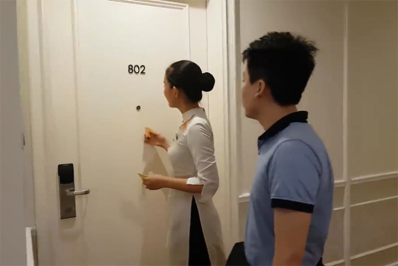 Nhiều nhân viên khách sạn cho biết họ luôn được dạy quy tắc trước khi vào phòng phải gõ cửa 3 lần