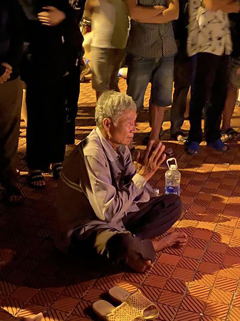 Hình ảnh người cha già chắp tay cầu nguyện suốt đêm nhưng không có phép màu nào xảy ra